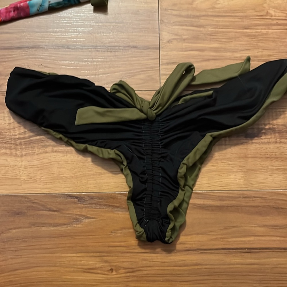 Bikini - Picture 10 of 10